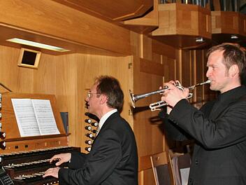 Burkhard Ascherl (an der Orgel) und Roland Grau versetzten die Zuhörer in Feiertagsstimmung. Foto: Werner Vogel