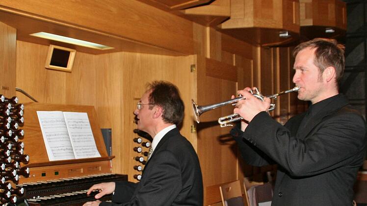 Burkhard Ascherl (an der Orgel) und Roland Grau versetzten die Zuhörer in Feiertagsstimmung. Foto: Werner Vogel