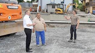 Bürgermeister Hans Pietz, Jens Fritzsch, Andreas Schorn und Günther Schubert auf dem ehemaligen Suffa-Gelände Foto: Karl-Heinz Hofmann