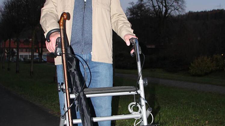 Paul Bratsch machte sich mit seinem Rollator auf den Weg vom alten zum neuen Haus Waldenfels.