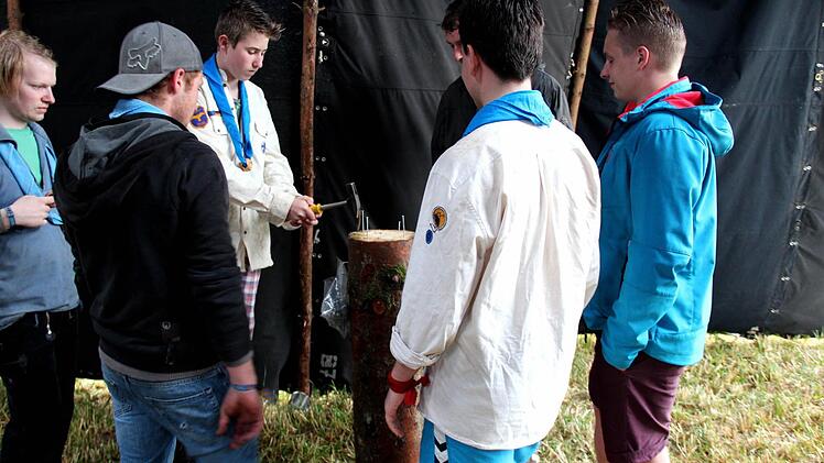 Nagelspiel als Zeitvertreib Foto: Johanna Blum