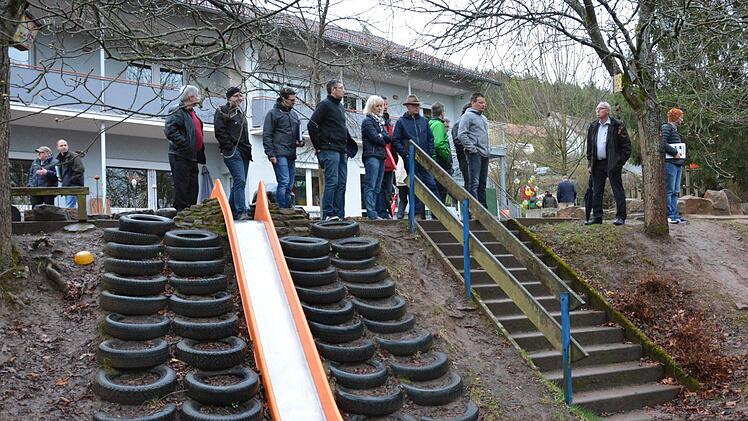Um sich wegen eines Zuschussantrags an Ort und Stelle ein Bild zu machen, kamen die Gemeinderäte in Bad Bocklets Kindergarten. Foto: Björn Hein