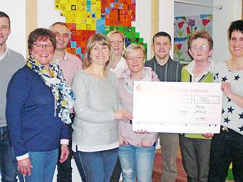 Große Freude über eine finanzielle Unterstützung von 750 Euro herrschte beim Kindergarten Herz-Jesu Pressig. Von links Stefan Heinlein (Vorsitzender), Irene Kopp (Kindergärtnerin), Ulrich Horn (Kassier), Caroline Horn (2. Vorsitzende), Nicole Fehn, Margarethe Michel (Kassenprüfer), Thorsten Förtsch (Schriftführer), Ulla Übelacker und Maria Kotschenreuther (Kindergartenleitung). Foto: K.- H. Hofmann