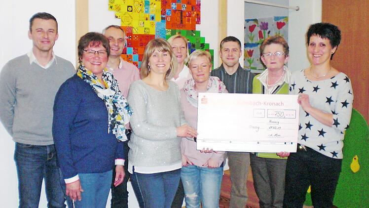 Große Freude über eine finanzielle Unterstützung von 750 Euro herrschte beim Kindergarten Herz-Jesu Pressig. Von links Stefan Heinlein (Vorsitzender), Irene Kopp (Kindergärtnerin), Ulrich Horn (Kassier), Caroline Horn (2. Vorsitzende), Nicole Fehn, Margarethe Michel (Kassenprüfer), Thorsten Förtsch (Schriftführer), Ulla Übelacker und Maria Kotschenreuther (Kindergartenleitung). Foto: K.- H. Hofmann