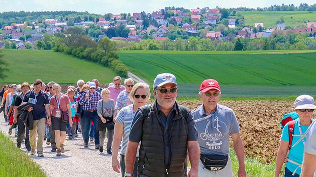 74 Jahre alt und voller Energie: Helmut Klösel (graue Kappe) führte die Leserwanderung des Fränkischen Tags an. Fotos: Sebastian Schanz