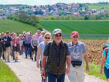 74 Jahre alt und voller Energie: Helmut Klösel (graue Kappe) führte die Leserwanderung des Fränkischen Tags an. Fotos: Sebastian Schanz