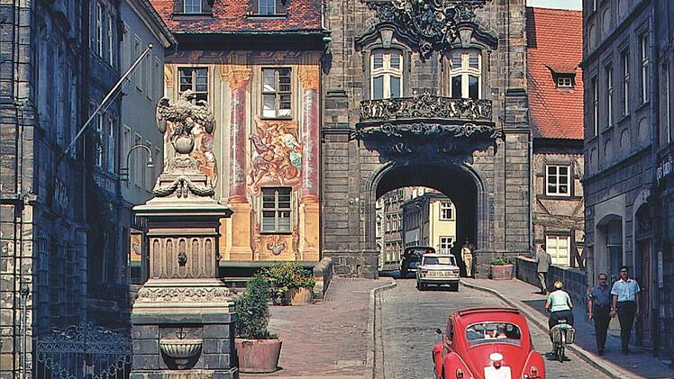 Mit dem Auto durchs Alte Rathaus: Was heute undenkbar ist, war zur Zeit Tilligs selbstverständlich.Hans Tillig