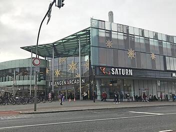 Vor den Erlanger Arcaden fand die Auseinandersetzung statt. Keiner der Umstehenden hielt es für nötig, der am Boden Liegenden zu helfen. Bis auf eine 19-jährige Frau, die Zivilcourage zeigte.  Foto: Michael Busch