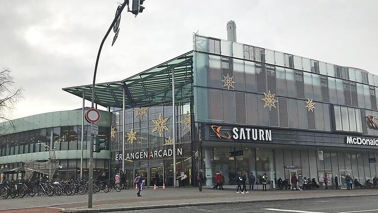 Vor den Erlanger Arcaden fand die Auseinandersetzung statt. Keiner der Umstehenden hielt es für nötig, der am Boden Liegenden zu helfen. Bis auf eine 19-jährige Frau, die Zivilcourage zeigte.  Foto: Michael Busch