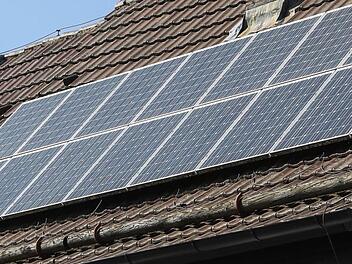 Photovoltaikanlagen rechnen sich in vielerlei Hinsicht - und passen sogar auf Fachwerkhäuser.  Foto: Barbara Herbst