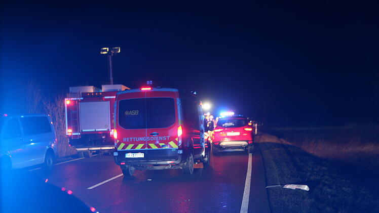PKW &uuml;berschl&auml;gt sich mehrfach und prallt gegen Baum