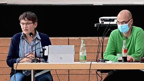 Die Biologin Karin Klein-Schmidt erläuterte das Konzept für die Ausgleichsfläche.