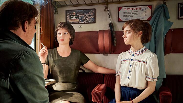 Der Münchener Polizist Koch (Martin Feifel) hat DDR-Trainerin Christa Hartmann (Jördis Triebel, zweite von links) und ihre Star-Turnerin Sabine Schulz (Hannah Schiller) unter Verdacht.