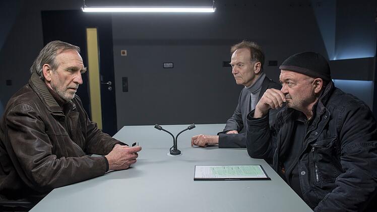 Wiedersehen nach 30 Jahren: Otto Garber (Florian Martens, rechts) trifft auf Bruno Wirth (Jochen Nickel, links). Auch Reddemann (Arnfried Lerche) ist dabei.