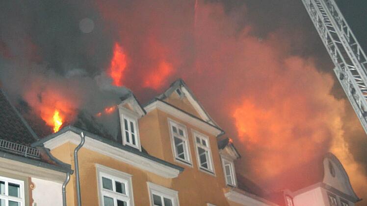 Fast 300 Rettungskräfte waren im Einsatz und leisteten dabei zum Teil Übermenschliches.  Mindestens sechs Gebäude sind durch den Großbrand komplett zerstört worden. Fotos:  Michael Stelzner