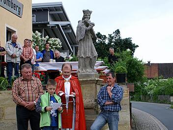 Bei der Segnungsfeier (von links): Mesner Bernhard Günther, Niklas Deschner, Pfarrer Reinhold Braun und Walter Kiraly, der die Statue restaurierte  Foto: Renate Neubecker