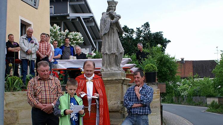Bei der Segnungsfeier (von links): Mesner Bernhard Günther, Niklas Deschner, Pfarrer Reinhold Braun und Walter Kiraly, der die Statue restaurierte  Foto: Renate Neubecker