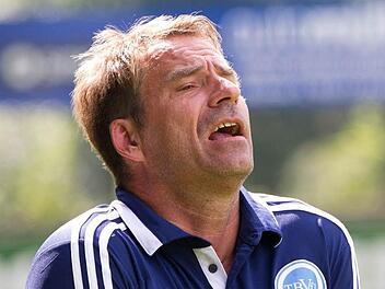 Der Stachel der Enttäuschung sitzt bei Olaf Teuchert tief. Der Trainer des TBVfL Neustadt/Wildenheid hat nach eigenen Worten so einen Abstieg noch nicht erlebt und ist deshalb "völlig frustriert". Doch der Coburger ist ein Kämpfer, hat schon schwierige Phasen gemeistert. Zum Beispiel als er vor zwei Jahren maßgeblichen Anteil daran hatte, dass der DVV Coburg allen Unkenrufen zum Trotz "überlebte" und nicht vom Spielbetrieb abgemeldet werden musste. Jetzt ist Teucherts Zukunft in Neustadt völl...