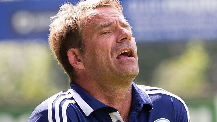 Der Stachel der Enttäuschung sitzt bei Olaf Teuchert tief. Der Trainer des TBVfL Neustadt/Wildenheid hat nach eigenen Worten so einen Abstieg noch nicht erlebt und ist deshalb "völlig frustriert". Doch der Coburger ist ein Kämpfer, hat schon schwierige Phasen gemeistert. Zum Beispiel als er vor zwei Jahren maßgeblichen Anteil daran hatte, dass der DVV Coburg allen Unkenrufen zum Trotz "überlebte" und nicht vom Spielbetrieb abgemeldet werden musste. Jetzt ist Teucherts Zukunft in Neustadt völl...