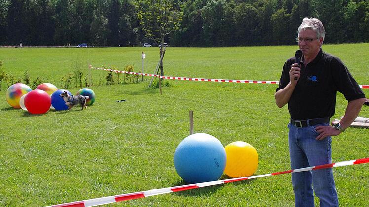 Diethard Runggaldier erklärt den Zuschauern, wie die Kommunikation zwischen Hund und Mensch beim Treibball funktioniert. Foto: Marco Meißner