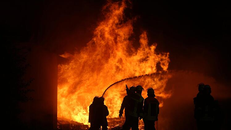 Grossbrand vernichtet Schreinerei samt Anbauten und Fuhrpark - Millionenschaden