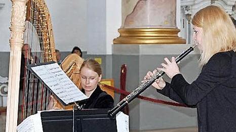 Vor dem Gnadenaltar im Kirchenschiff musizierten Silke Augustinski und Anna Maria Frankenberger Fotos: Andreas Welz
