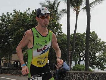 Strapazen auf Asphalt: Markus Unsleber unterwegs auf der Marathonstrecke. Das Ziel auf dem Ali'i Drive in Kona erreichte der 39-Jährige mit der Gesamtzeit von 10:10:10 Stunden. Foto: privat