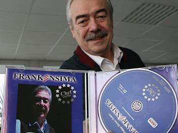 Philipp Simon Goletz alias "Der Frankensima" mit seiner neuen CD "Chefsache". Foto: Matthias Beetz