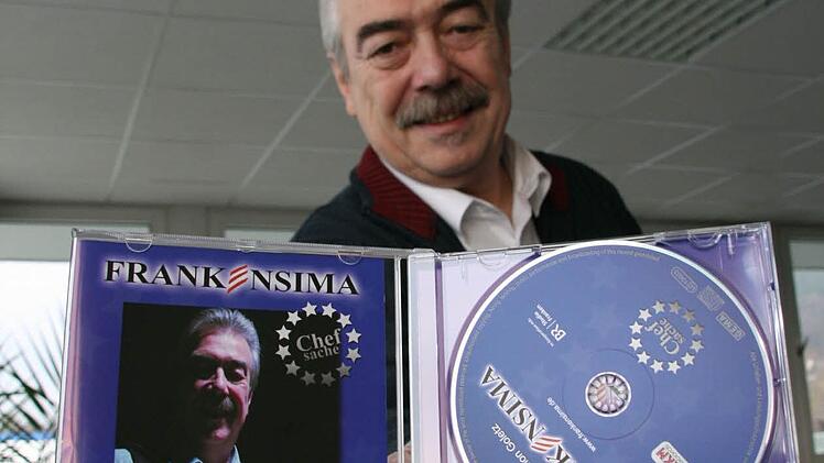 Philipp Simon Goletz alias "Der Frankensima" mit seiner neuen CD "Chefsache". Foto: Matthias Beetz