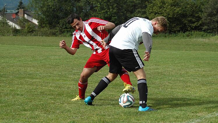 Wildfleckens Felix Frank (rechts) und Schondras Daniel Dietz.