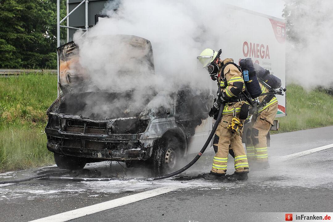 Transporter brennt auf A73 komplett aus