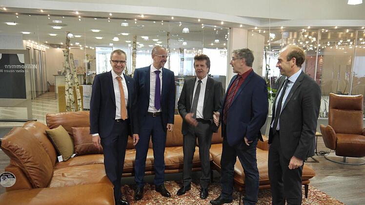 Treffpunkt Hausmessen Oberfranken: Siegmar Schnabel (IHK zu Coburg), Erik Stammberger, IHK-Präsident Friedrich Herdan, Michael Busch und Martin Schmitz bei der Firma W. Schillig. Foto: Berthold Köhler