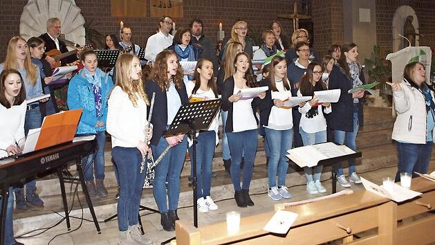 Die katholische Singgruppe Altenbanz mit Band begeisterte mit zum Motto der Veranstaltung passenden Liedern. Foto: Alfred Thieret