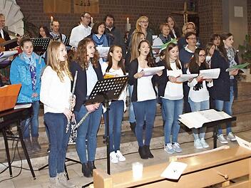 Die katholische Singgruppe Altenbanz mit Band begeisterte mit zum Motto der Veranstaltung passenden Liedern. Foto: Alfred Thieret