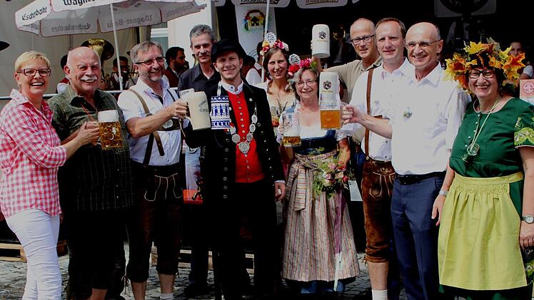 Auf das Gelingen der Biertage stoßen an (von links): MdB Sabine Dittmar, Zweiter Bürgermeister Hans-Georg Häfner, Dritter Bürgermeister Peter Klein, Karl Wagner , Bierprinz Sebastian Gocker, Leo Wagner, Bürgermeister Michael Ziegler und Landrat Wilhelm Schneider.