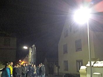 Vor seiner Sitzung sah sich der Gemeinderat in der Pfarrgasse in Gädheim zwei Straßenlaternen an, die bereits auf LED-Technik umgerüstet sind, und überzeugte sich von deren Ausleuchtung. Die Gemeinde rüstet fast die komplette Straßenbeleuchtung in Gädheim um.  Foto: Ulrike Langer