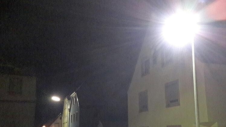 Vor seiner Sitzung sah sich der Gemeinderat in der Pfarrgasse in Gädheim zwei Straßenlaternen an, die bereits auf LED-Technik umgerüstet sind, und überzeugte sich von deren Ausleuchtung. Die Gemeinde rüstet fast die komplette Straßenbeleuchtung in Gädheim um.  Foto: Ulrike Langer