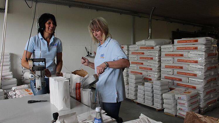Haushaltsübliche Mengen werden von den Mitarbeiterinnen per Hand abgefüllt. Foto: Evi Seeger