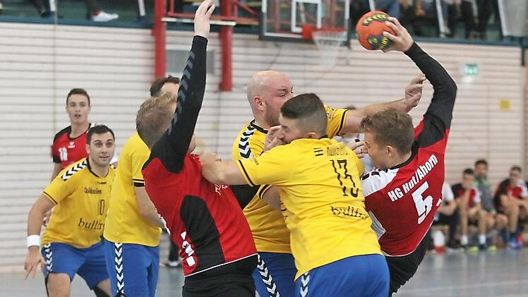 Daniel Sch&uuml;ll (rechts) und Julian Ponsel (links) versuchten mit aller Macht, am Kreis der HG Kunstadt durchzukommen, doch die G&auml;steabwehr lie&szlig; kaum L&uuml;cken.