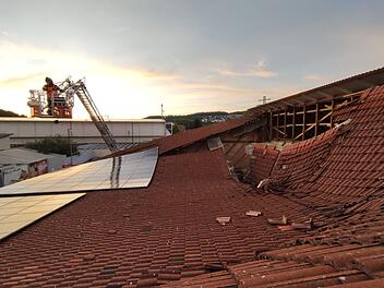Zwei Schwerverletzte bei Einsturz von Supermarktdach