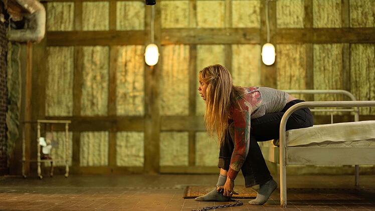 F&uuml;r Lily (Tallulah Evans) gibt es jahrelang kein Entkommen aus einem Kellerverlies.