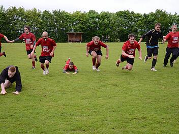 Kreisklasse, wir kommen: die Spieler des FC Obereschenbach.  Fotos: Jürgen Schmitt