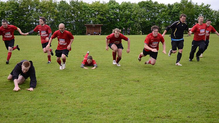 Kreisklasse, wir kommen: die Spieler des FC Obereschenbach.  Fotos: Jürgen Schmitt