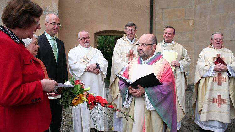 Pfarrgemeinderatsvorsitzende Marga Dachwald und Kirchenpflegerin Elisabeth Schillab (von links) hießen Wolfgang Eßel (vorne) als neuen Pfarrer von Schlüsselau willkommen. Mit ihm feierten Frensdorfs Bürgermeister Jakobus Kötzner, Diakon Georg Bauer, Pfarrer Wolfgang Schmidt, Dekan Albert Müller und Pater Wolfram Schüßler (von links).  Foto: Evi Seeger