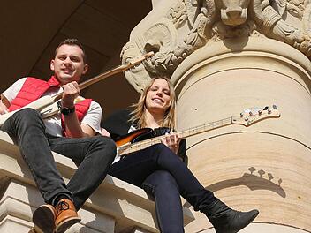 Ein Weltmeisterschafts-Sommer mit Musik: Marius Dabrowski und Kerstin Maier steuern den WM-Song "Einfach nur kicken" bei. Foto: Matthias Hoch