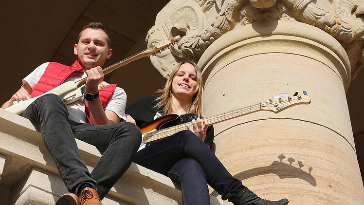 Ein Weltmeisterschafts-Sommer mit Musik: Marius Dabrowski und Kerstin Maier steuern den WM-Song "Einfach nur kicken" bei. Foto: Matthias Hoch