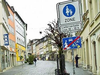 Seit Monaten wird zum Teil sehr leidenschaftlich darüber diskutiert, ob durch den unteren Steinweg wieder Autos fahren dürfen sollen oder nicht. Eine Entscheidung wollte der Stadtrat am Donnerstag dieser Woche fällen. Doch daraus wird jetzt nichts. Foto: CT-Archiv/Jochen Berger