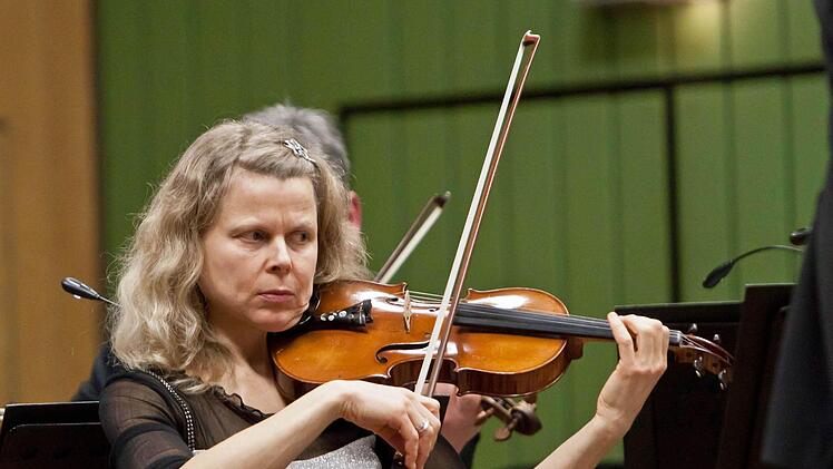 Impressionen vom Neujahrskonzert des "Musizierkreises Neustadt": Konzertmeisterin Beatrix SeidlitzFoto: Jochen Berger