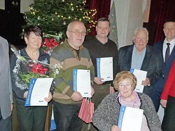 Die Adventsfeier des VdK Oeslau war Anlass, langjährige Mitglieder zu ehren (von links): Uwe Böhnel, Gabriele Strauss, Reinhold Gehrlicher, Günther Bardutzky, Gerda Rossmann, Herbert Müller, Bürgermeister Marco Steiner und Angelika Beilein.  Foto: Doris Weidner
