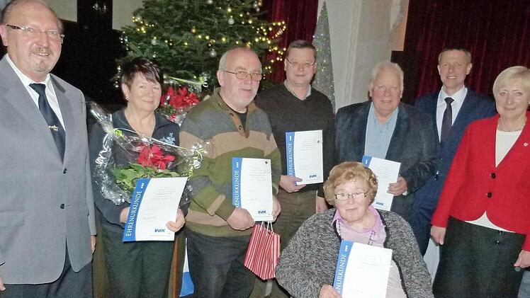 Die Adventsfeier des VdK Oeslau war Anlass, langjährige Mitglieder zu ehren (von links): Uwe Böhnel, Gabriele Strauss, Reinhold Gehrlicher, Günther Bardutzky, Gerda Rossmann, Herbert Müller, Bürgermeister Marco Steiner und Angelika Beilein.  Foto: Doris Weidner